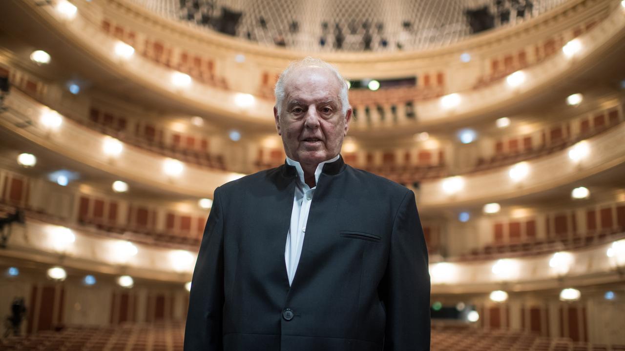 Der Dirigent Daniel Barenboim steht 2017 im Saal der Staatsoper in Berlin.