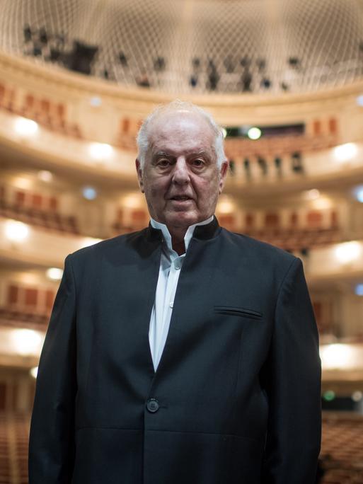 Der Dirigent Daniel Barenboim steht 2017 im Saal der Staatsoper in Berlin.