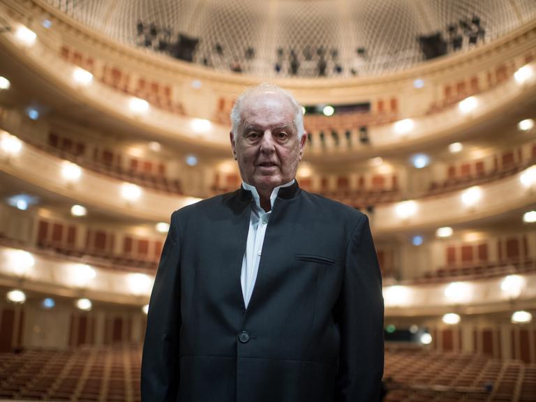 Der Dirigent Daniel Barenboim steht 2017 im Saal der Staatsoper in Berlin.