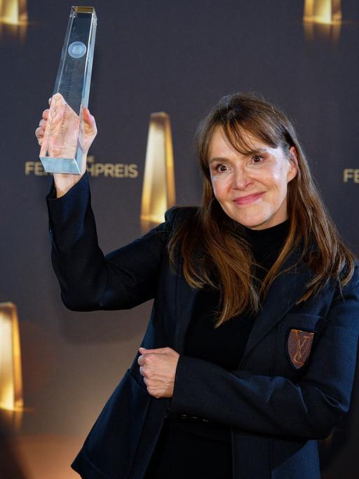 Köln: Natalie Scharf freut sich bei der Verleihung des Deutschen Fernsehpreises 2023 über den Preis in der Kategorie "Bestes Buch Fiktion" für die Arbeit bei "Gestern waren wir noch Kinder".