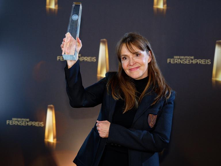 Köln: Natalie Scharf freut sich bei der Verleihung des Deutschen Fernsehpreises 2023 über den Preis in der Kategorie "Bestes Buch Fiktion" für die Arbeit bei "Gestern waren wir noch Kinder".