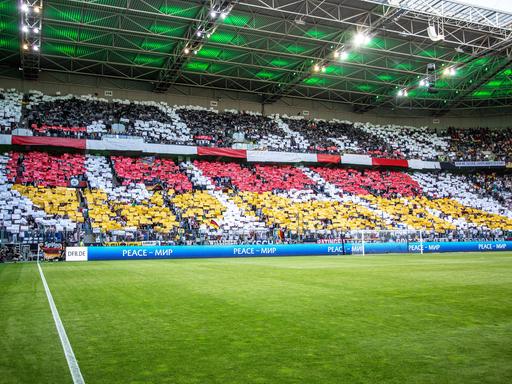 Die deutsche Fans zeigen vor einem Länderspiel in Mönchengladbach eine Choreographie. Journalist Dietrisch Schulze-Marmeling sieht Patriotismus bei Länderspielen kritisch.