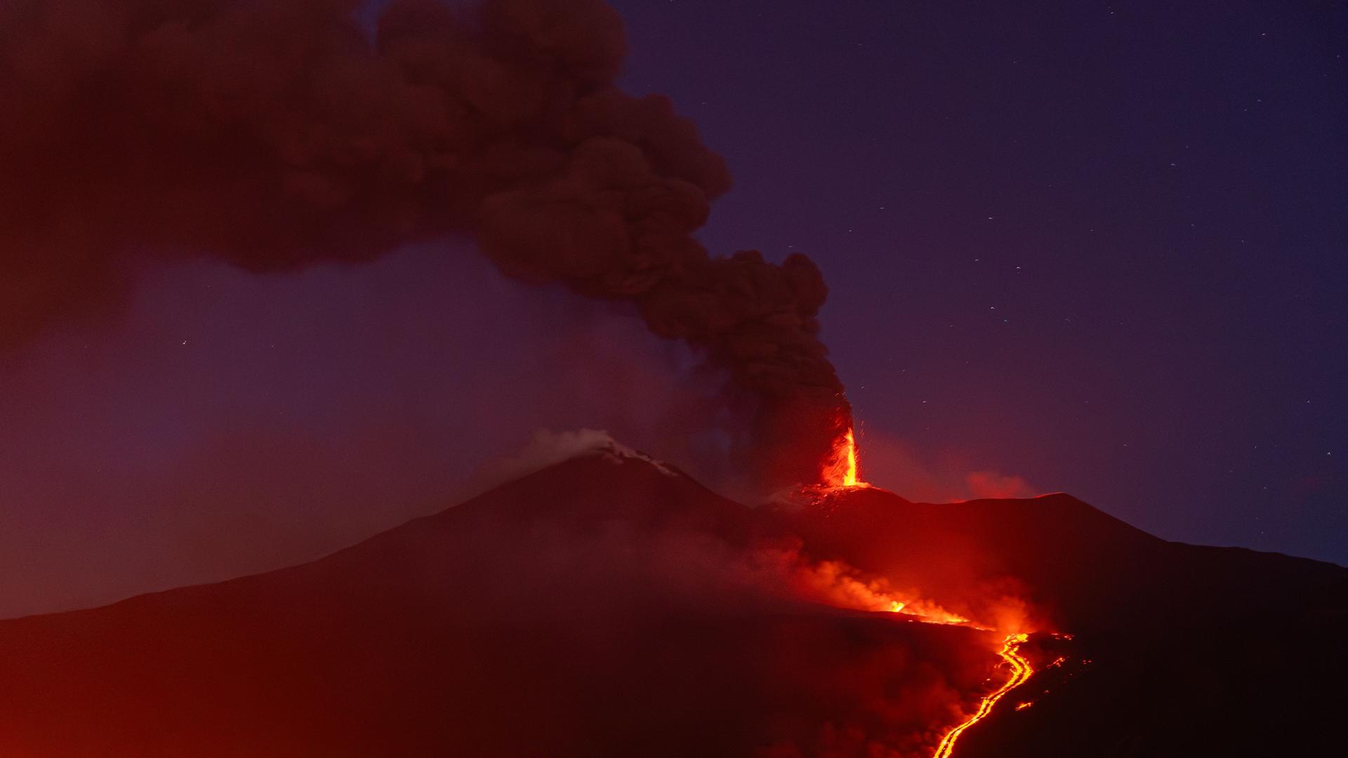 Italien, Catania: Im Valle del Bove am Ätna hat sich auf einer Höhe von etwa 1.900 Metern ein neues Eruptionsloch geöffnet, während erneute vulkanische Aktivität Asche verursacht und den Flugverkehr im Osten Siziliens beeinträchtigt hat. 