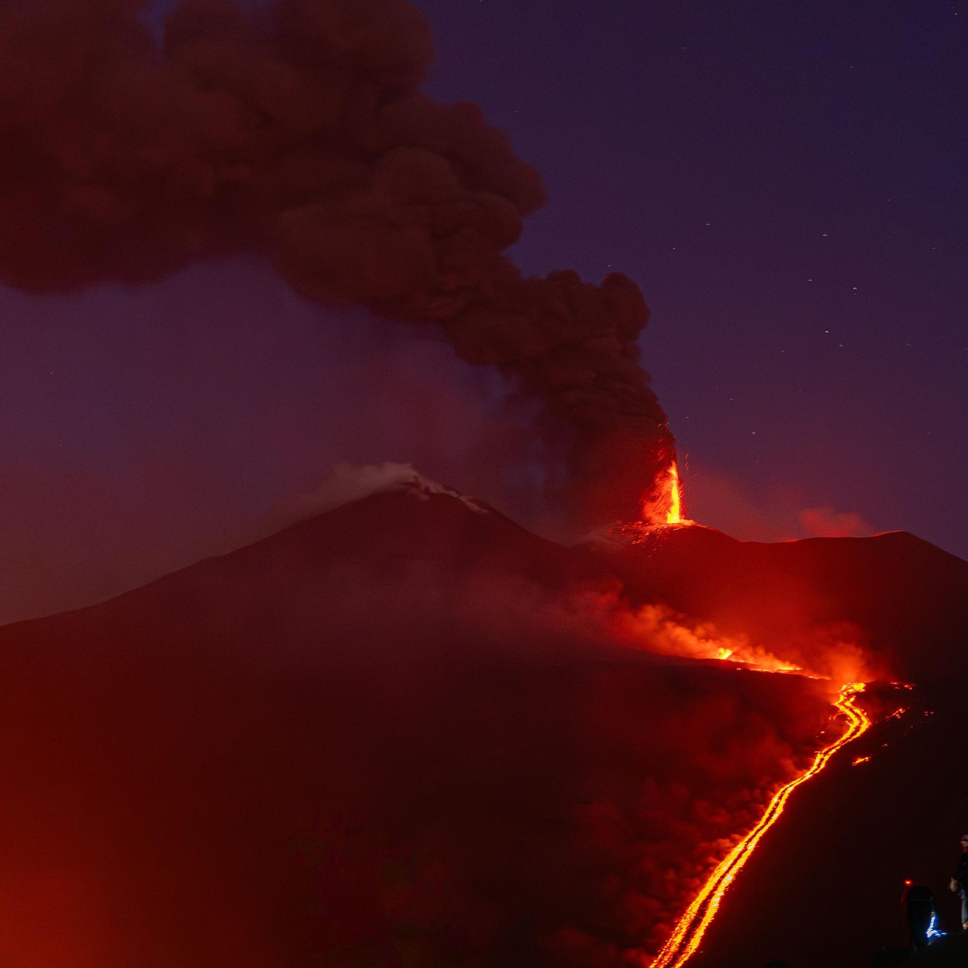 Italien, Catania: Im Valle del Bove am Ätna hat sich auf einer Höhe von etwa 1.900 Metern ein neues Eruptionsloch geöffnet, während erneute vulkanische Aktivität Asche verursacht und den Flugverkehr im Osten Siziliens beeinträchtigt hat. 