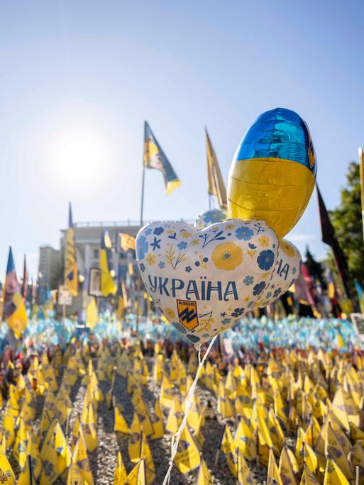 Am ukrainischen Unabhängigkeitstag wehen ukrainische Flaggen für gefallene Soldaten und zivile Opfer der russischen Invasion auf dem Unabhängigkeitsplatz.
