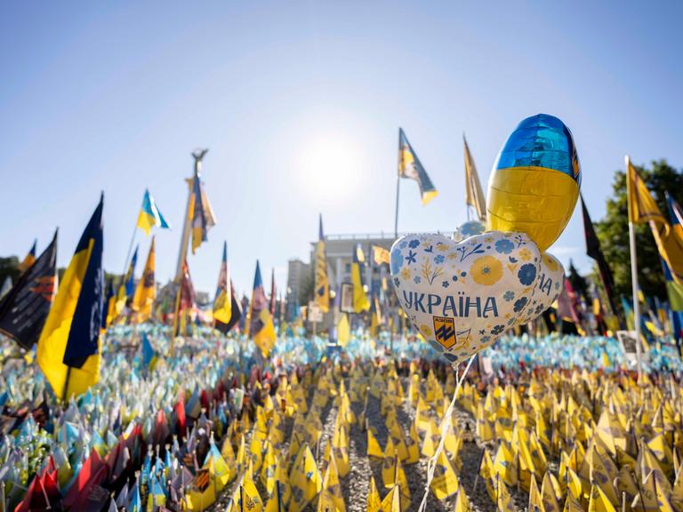 Am ukrainischen Unabhängigkeitstag wehen ukrainische Flaggen für gefallene Soldaten und zivile Opfer der russischen Invasion auf dem Unabhängigkeitsplatz.