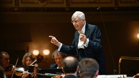 Der weißhaarige Dirigent Herbert Blomstedt steht bei einem Sonderkonzert der Sächsischen Staatskapelle Dresden am Dirigentenpult und blickt ins Orchester. Blomstedt ist zum Zeitpunkt des Konzerts, im September 2021, bereits 94 Jahre alt.