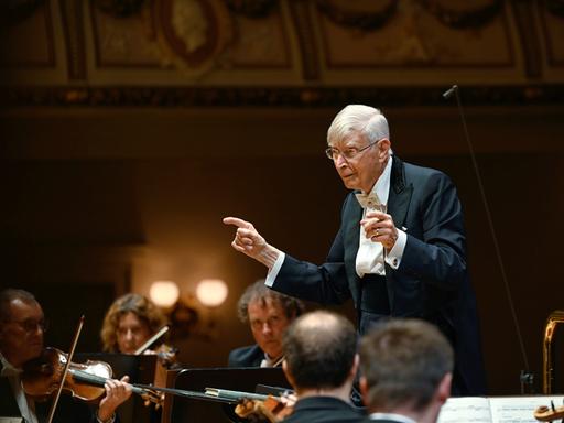 Der weißhaarige Dirigent Herbert Blomstedt steht bei einem Sonderkonzert der Sächsischen Staatskapelle Dresden am Dirigentenpult und blickt ins Orchester. Blomstedt ist zum Zeitpunkt des Konzerts, im September 2021, bereits 94 Jahre alt.