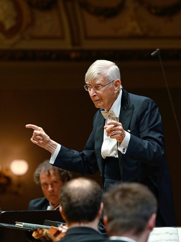 Der weißhaarige Dirigent Herbert Blomstedt steht bei einem Sonderkonzert der Sächsischen Staatskapelle Dresden am Dirigentenpult und blickt ins Orchester. Blomstedt ist zum Zeitpunkt des Konzerts, im September 2021, bereits 94 Jahre alt.