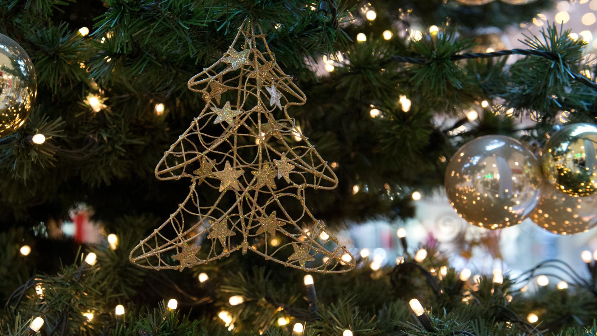 Wir sehen die Beleuchtung eines Weihnachtsbaums in Nahaufnahme.