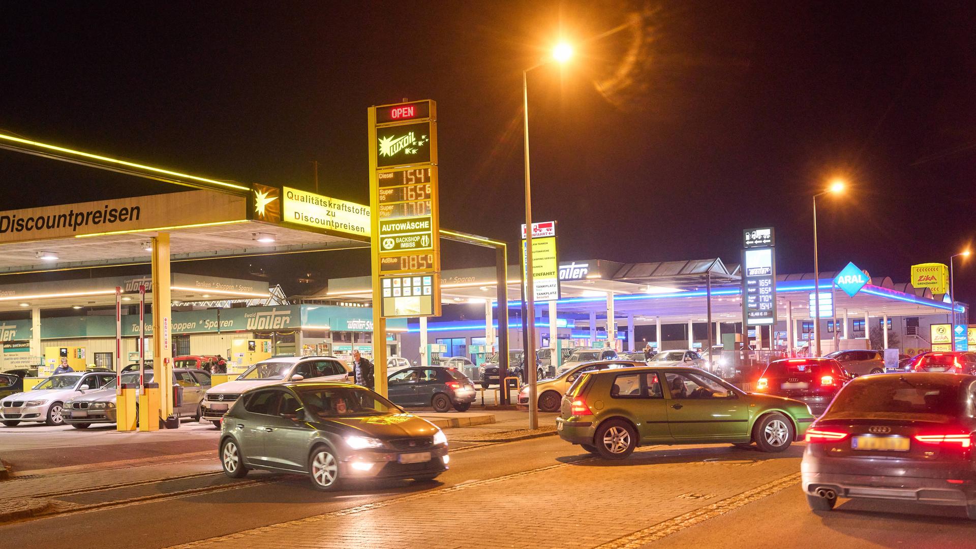 Autos tanken in Wasserbillig in Luxemburg.
