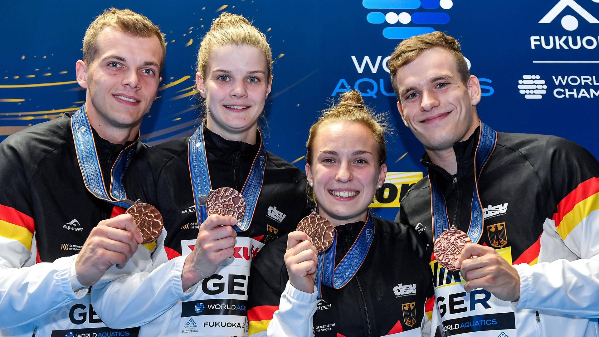 Die Wasser-Springer Timo Barthel, Christina Wassen, Moritz Wesemann und Lena Hentschel zeigen ihre Bronze-Medaillen.