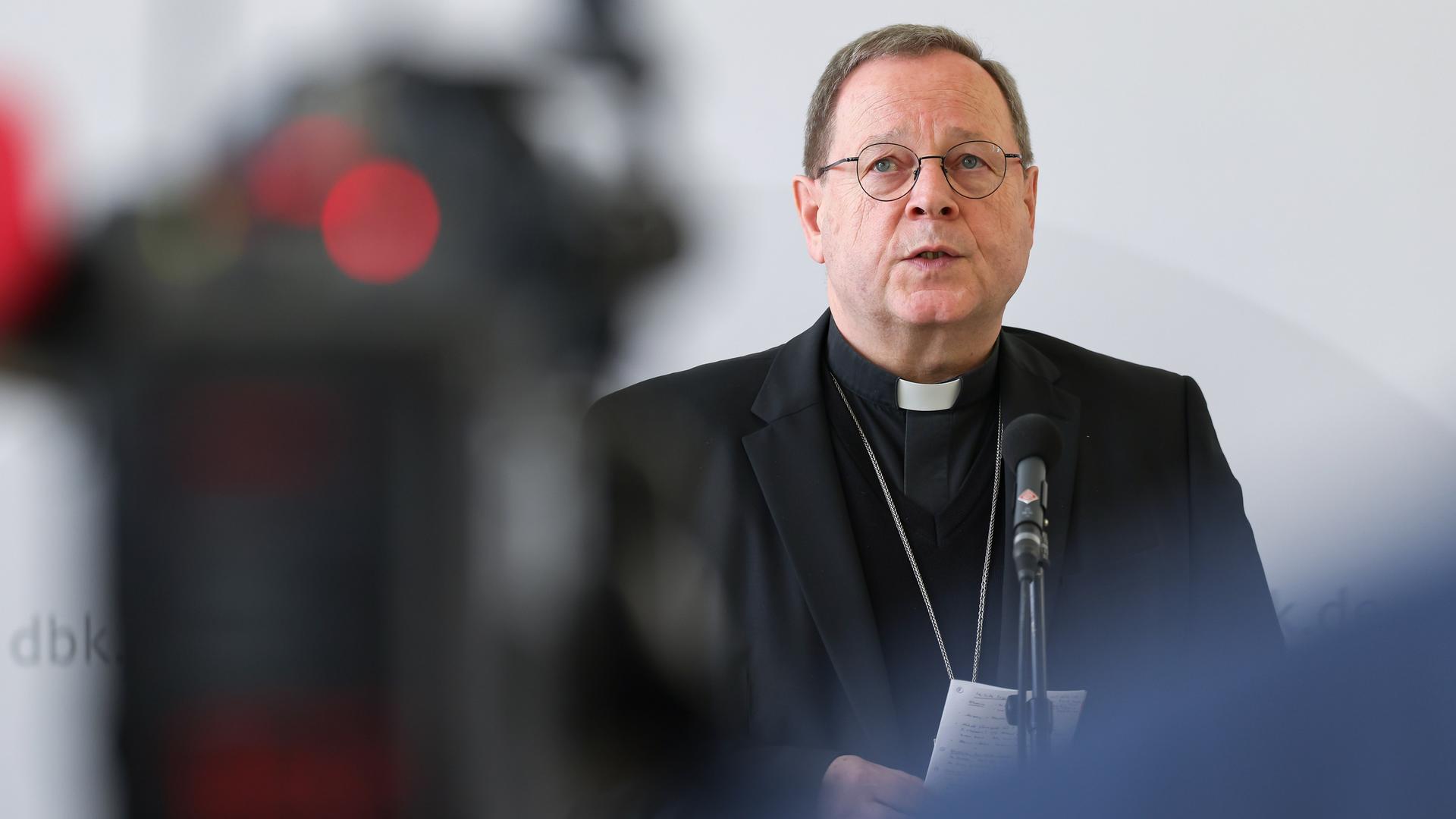 Würzburg: Der scheidende Vorsitzenden Georg Bätzing spricht bei einer Pressekonferenz vor Beginn der Frühjahrsvollversammlung der Deutschen Bischofskonferenz.