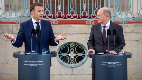 Gransee: Bundeskanzler Olaf Scholz (r, SPD), steht neben Emmanuel Macron, Präsident von Frankreich, bei der Pressekonferenz beim Deutsch-Französischen Ministerrat vor Schloss Meseberg, dem Gästehaus der Bundesregierung.