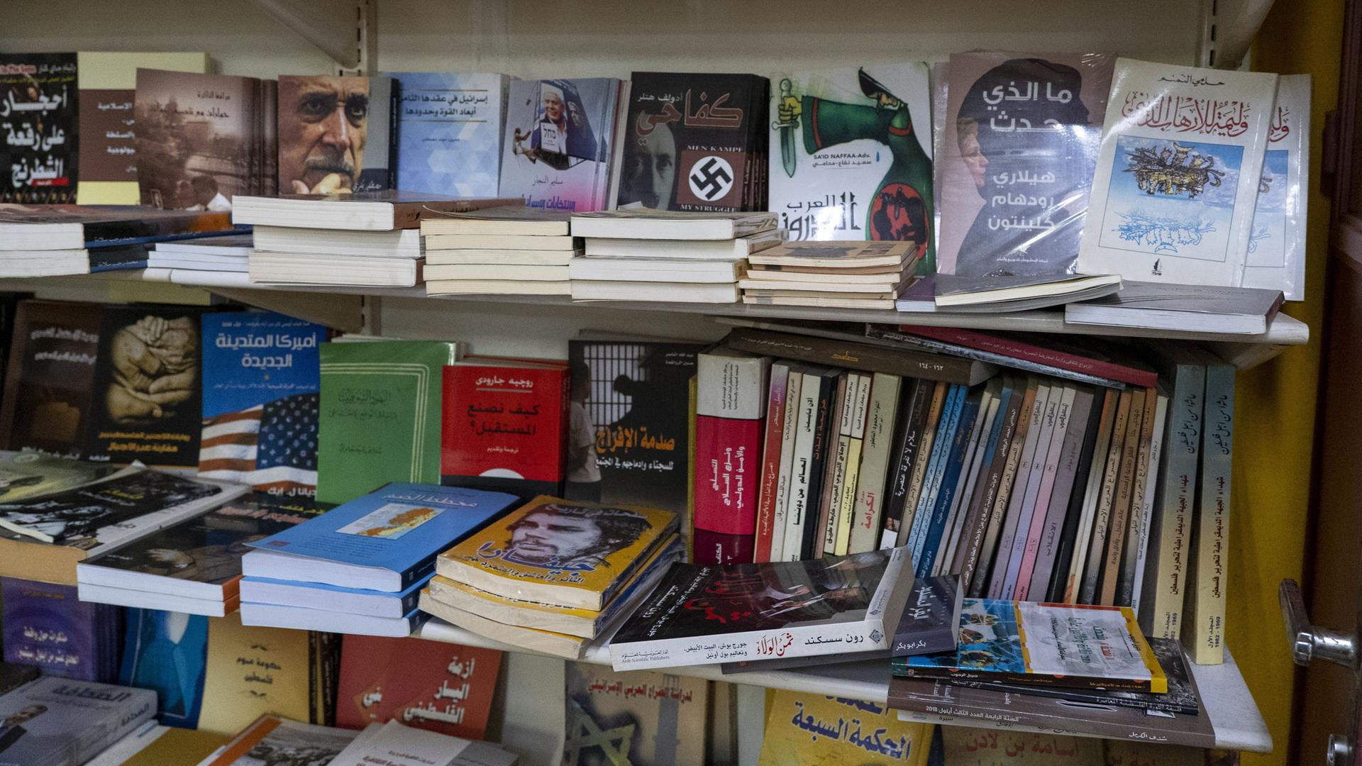 In einem Bücherregal in einem Laden in Ramallah sind Bücher mit Hakenkreuz und Nazi-Propaganda zu sehen.