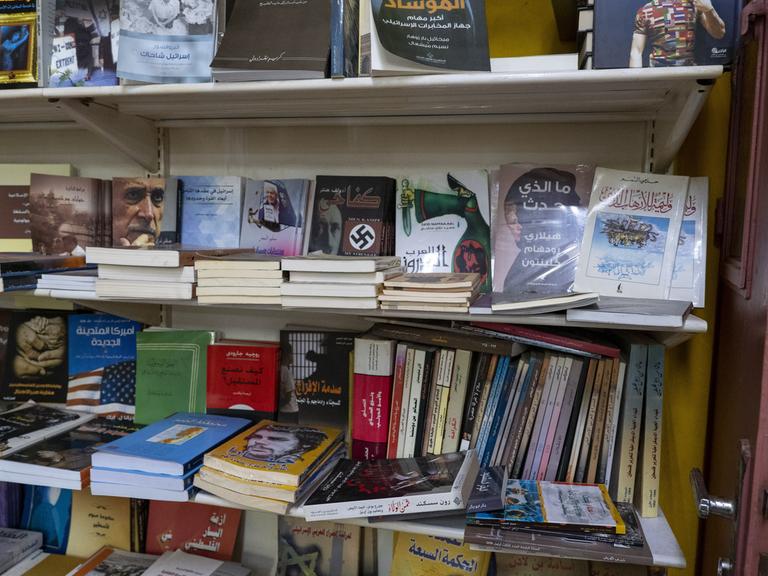 In einem Bücherregal in einem Laden in Ramallah sind Bücher mit Hakenkreuz und Nazi-Propaganda zu sehen.