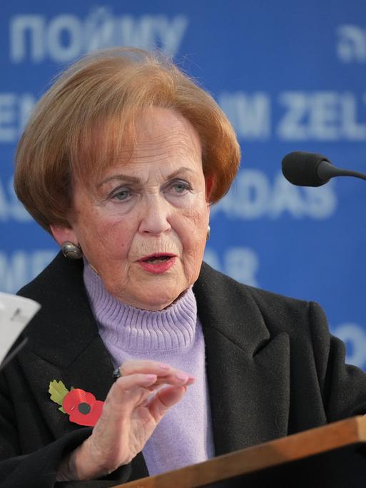 Fürstenberg/Havel: Die Ravensbrück-Zeitzeugin und Überlebende Mala Tribich spricht in der Mahn- und Gedenkstätte Ravensbrück vor der Enthüllung eines Gedenkzeichens. 
