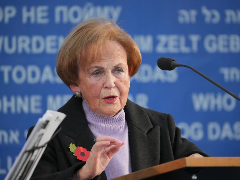 Fürstenberg/Havel: Die Ravensbrück-Zeitzeugin und Überlebende Mala Tribich spricht in der Mahn- und Gedenkstätte Ravensbrück vor der Enthüllung eines Gedenkzeichens. 