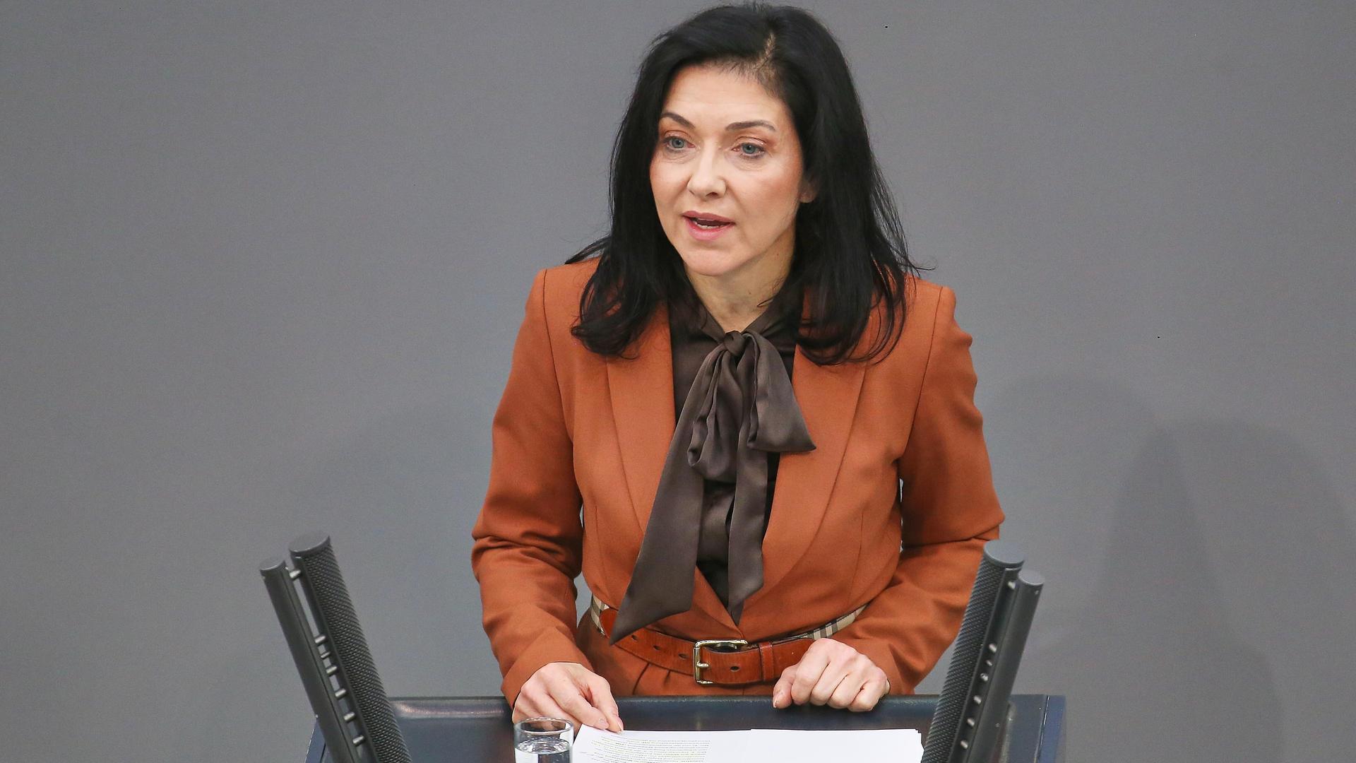 Haushaltswoche: Bundesministerin für Wirtschaft und Energie Katherina Reiche (CDU) steht hinter dem Rednerpult.