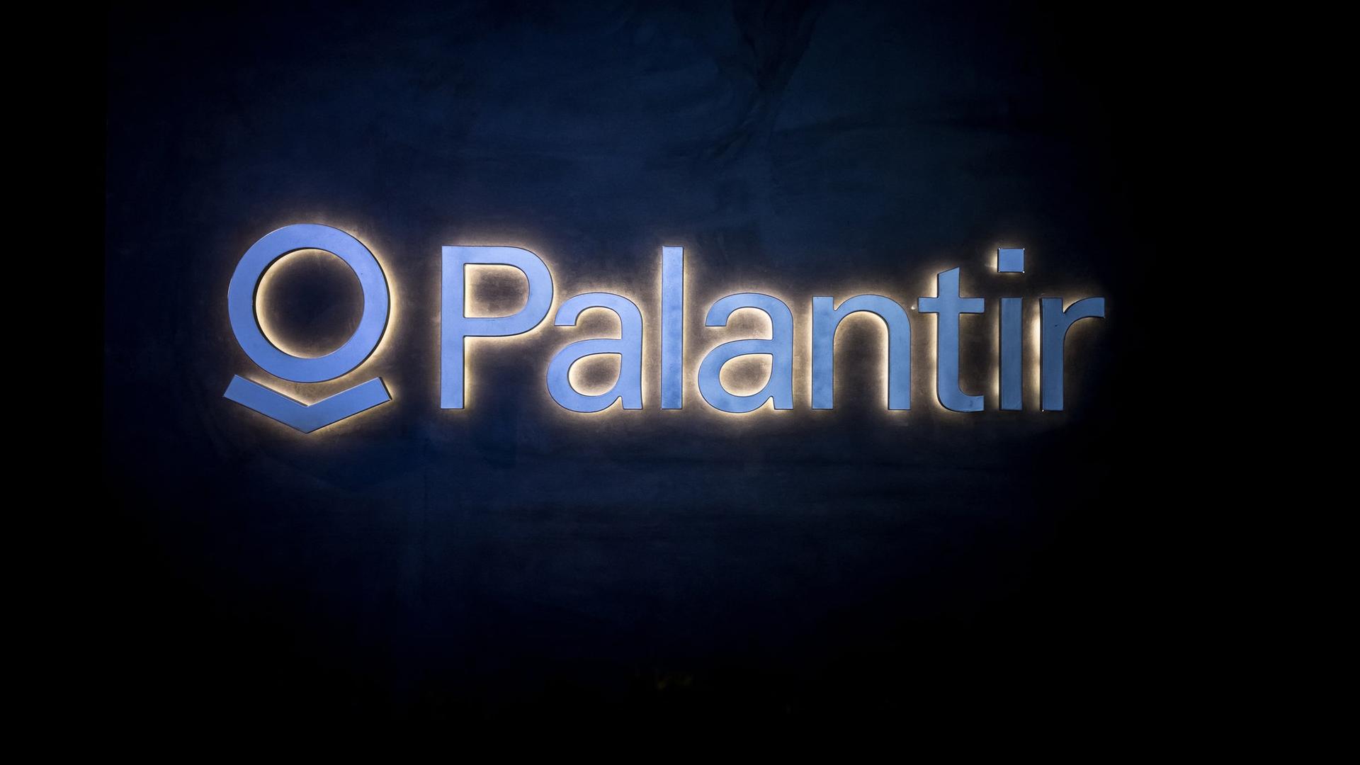 Foto des erleuchteten Logos des US-amerikanischen Software-Unternehmens Palantir, aufgenommen während des jährlichen Weltwirtschaftsforums in Davos, am 23. Januar 2025 