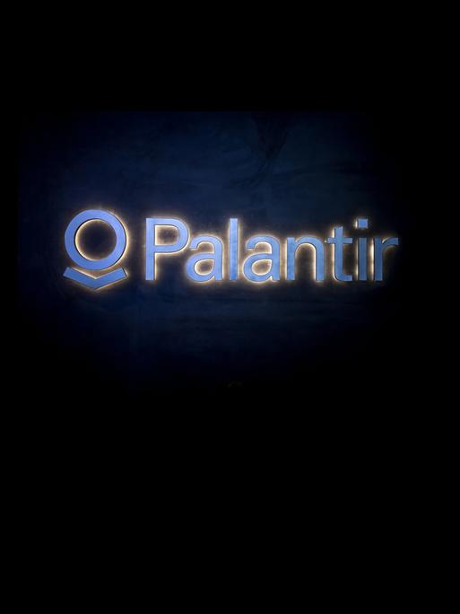 Foto des erleuchteten Logos des US-amerikanischen Software-Unternehmens Palantir, aufgenommen während des jährlichen Weltwirtschaftsforums in Davos, am 23. Januar 2025 