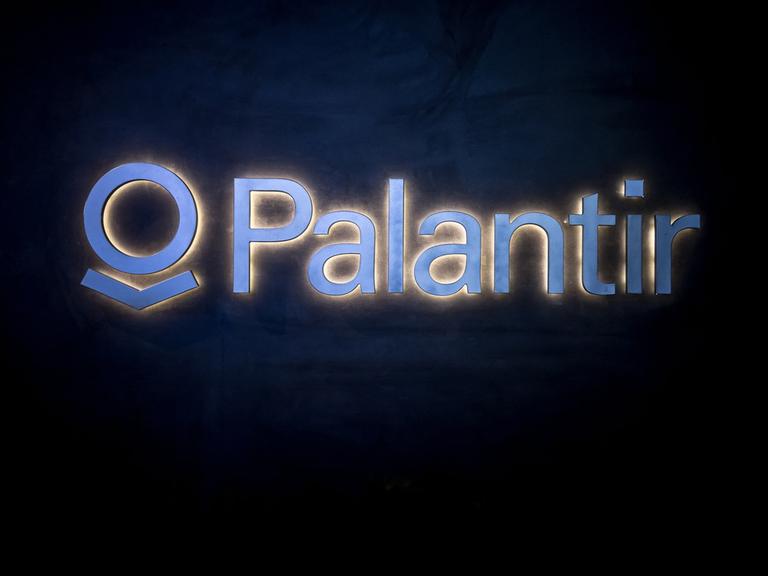 Foto des erleuchteten Logos des US-amerikanischen Software-Unternehmens Palantir, aufgenommen während des jährlichen Weltwirtschaftsforums in Davos, am 23. Januar 2025 