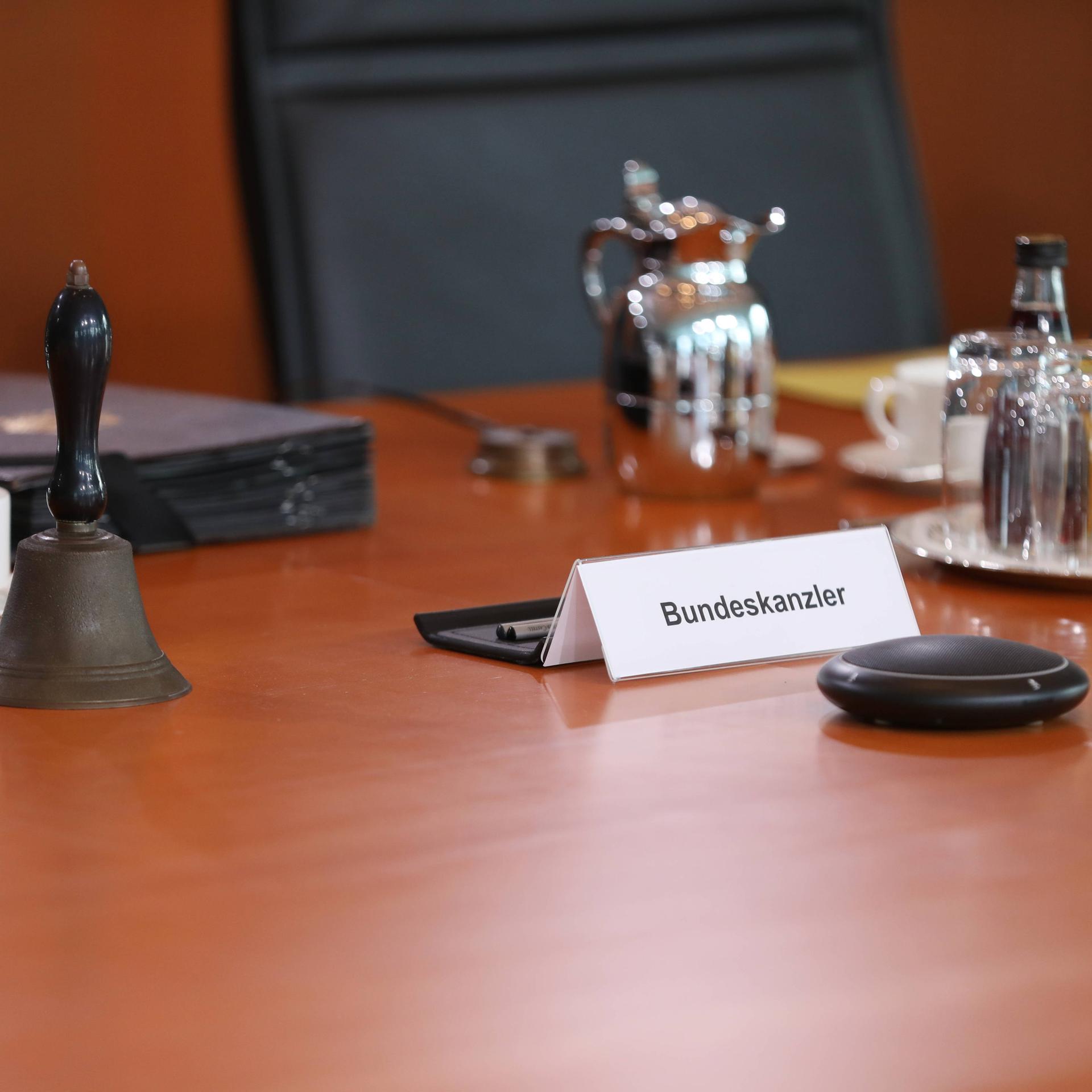 Kabinettstisch im Kanzleramt mit dem Schild Bundeskanzler