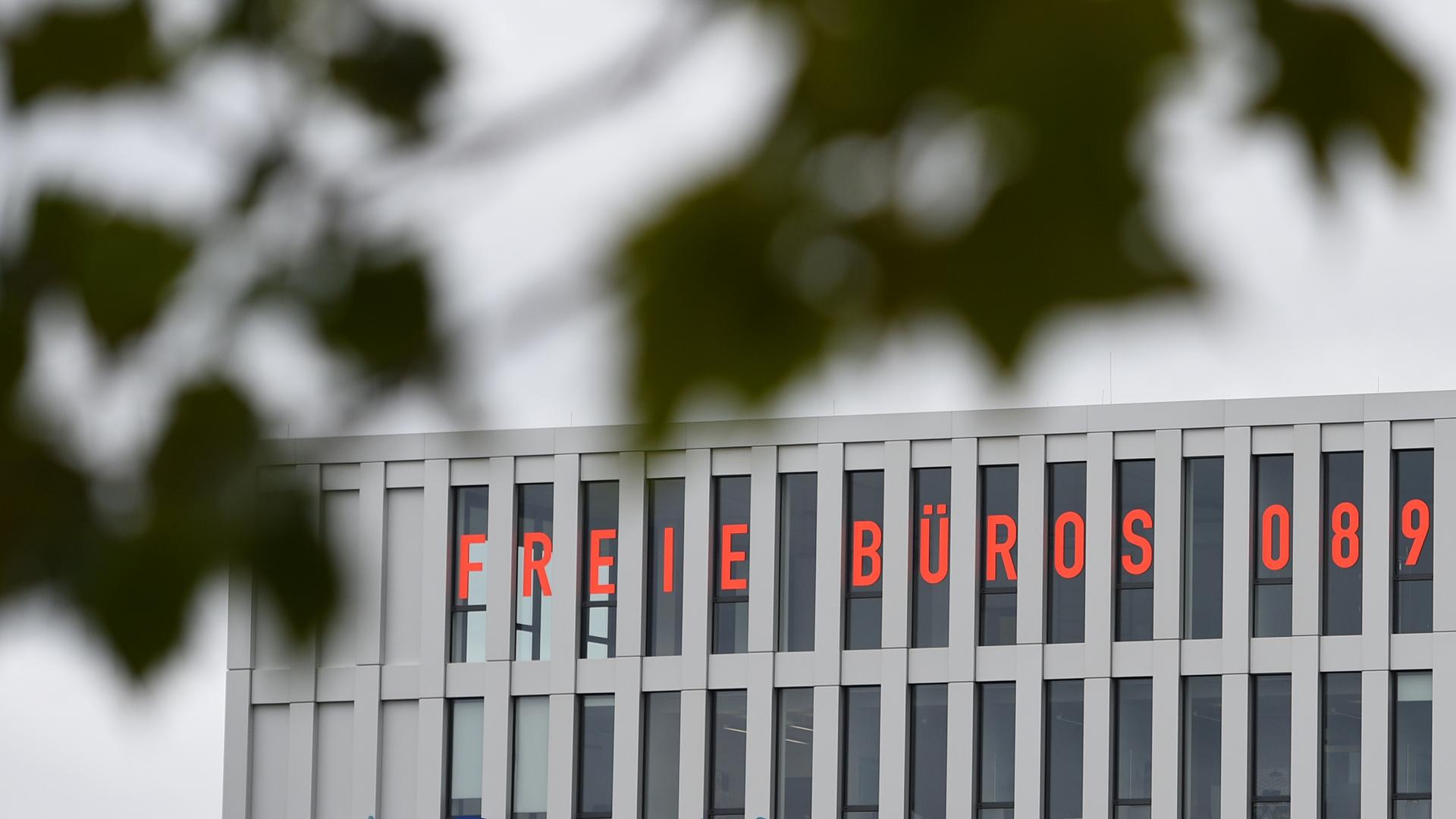 Leerstehendes Bürogebäude in München mit Schriftzug "Leere Büros" in der Fensterfront.  