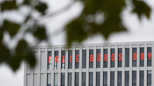 Leerstehendes Bürogebäude in München mit Schriftzug "Leere Büros" in der Fensterfront.  