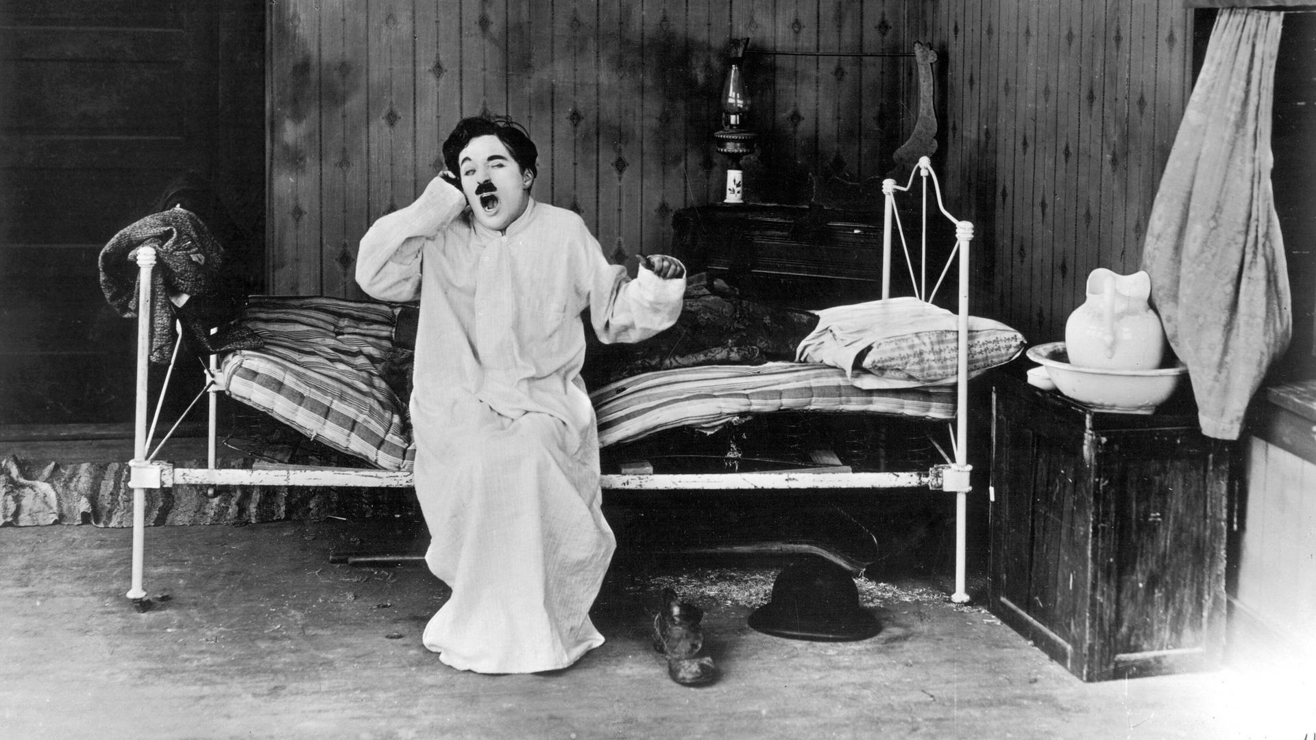 Charlie Chaplin beim Aufwachen im Film "Sunnyside" (1919)