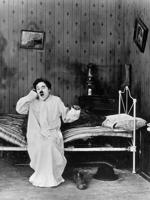 Charlie Chaplin beim Aufwachen im Film "Sunnyside" (1919)
