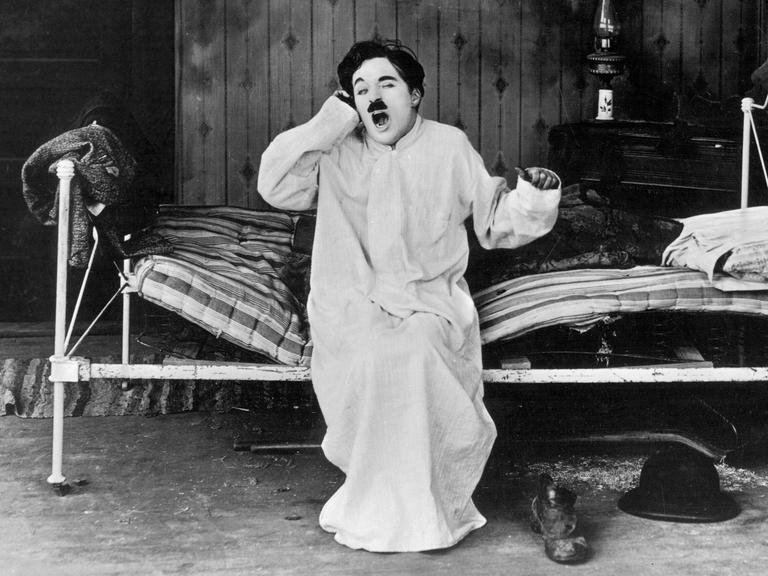 Charlie Chaplin beim Aufwachen im Film "Sunnyside" (1919)