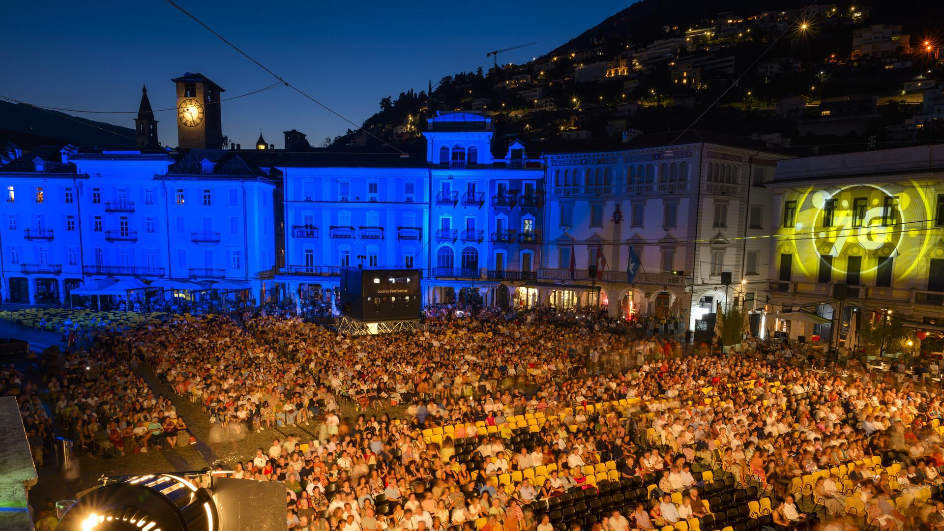 Blick über die Zuschauerinnen und Zuschauer einer Filmvorführung beim 76. Film Festival Locarno auf der Piazza Grande am 11. August 2023. 