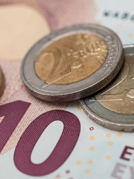 Das Build zeigt Bargeld - ein Zehn-Euro-Schein und Münzen