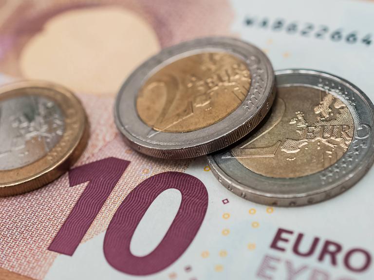 Das Build zeigt Bargeld - ein Zehn-Euro-Schein und Münzen