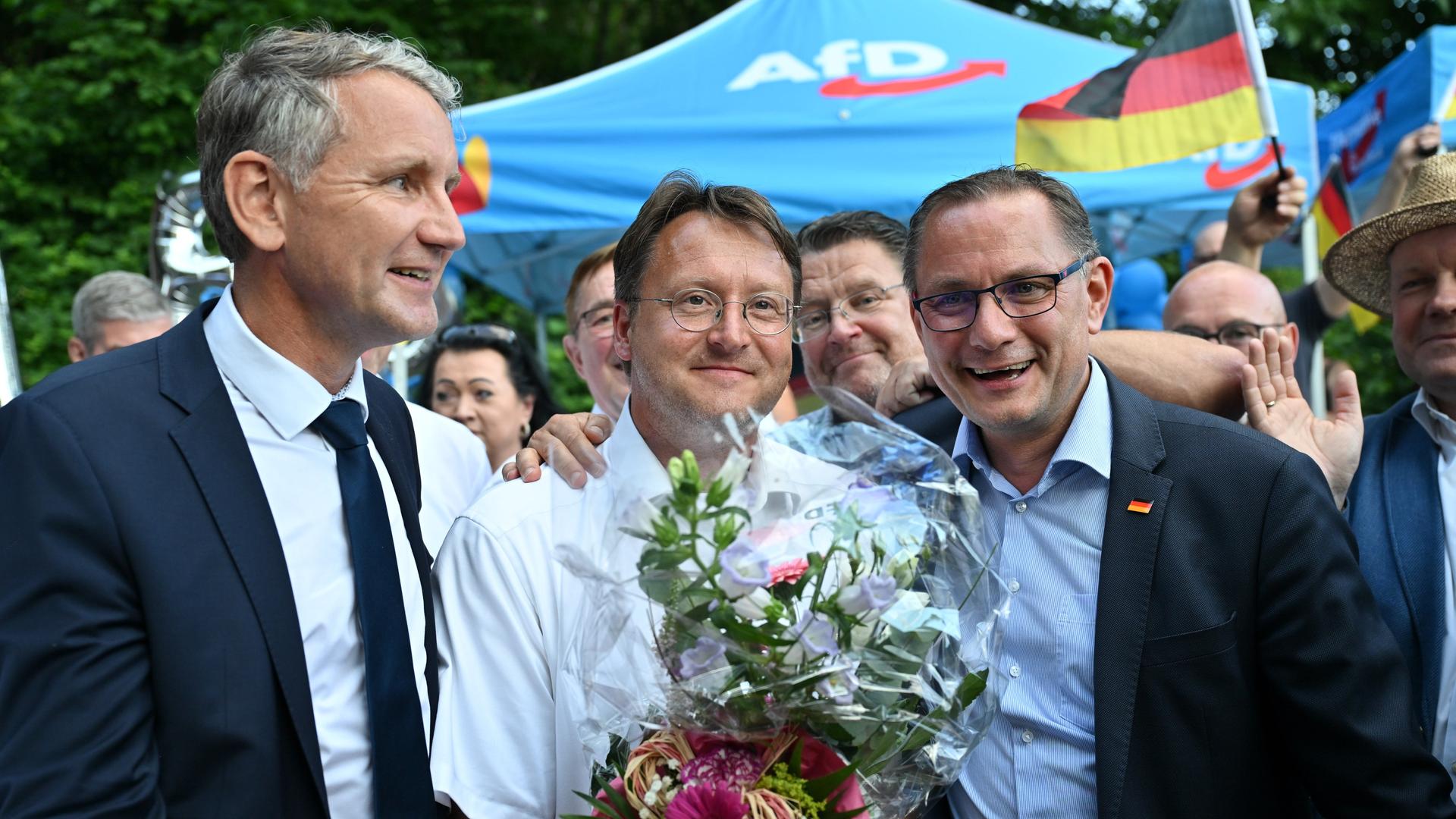 Björn Höcke und Tino Chrupalla  neben AfD-Kommunalpolitiker Robert Sesselmann bei einem Gartenfest der AfD.