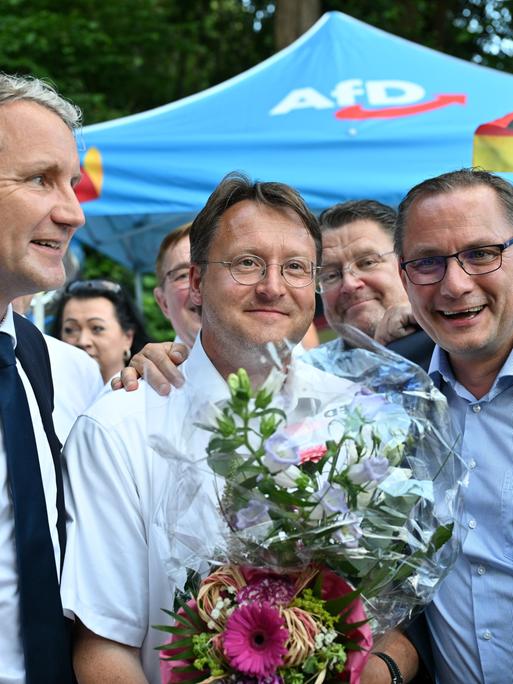 Björn Höcke und Tino Chrupalla  neben AfD-Kommunalpolitiker Robert Sesselmann bei einem Gartenfest der AfD.