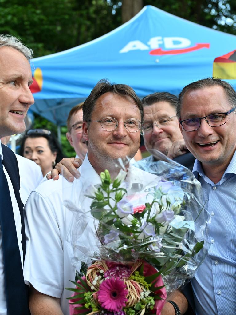 Björn Höcke und Tino Chrupalla stehen rechts und links neben Robert Sesselmann bei einem Gartenfest der AfD.