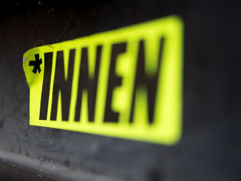 Ein Aufkleber mit der Aufschrift "*INNEN"