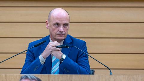 Daniel Born, SPD, Vizepräsident des Landtags sitzt in einer Plenarsitzung des Landtags von Baden-Württemberg.