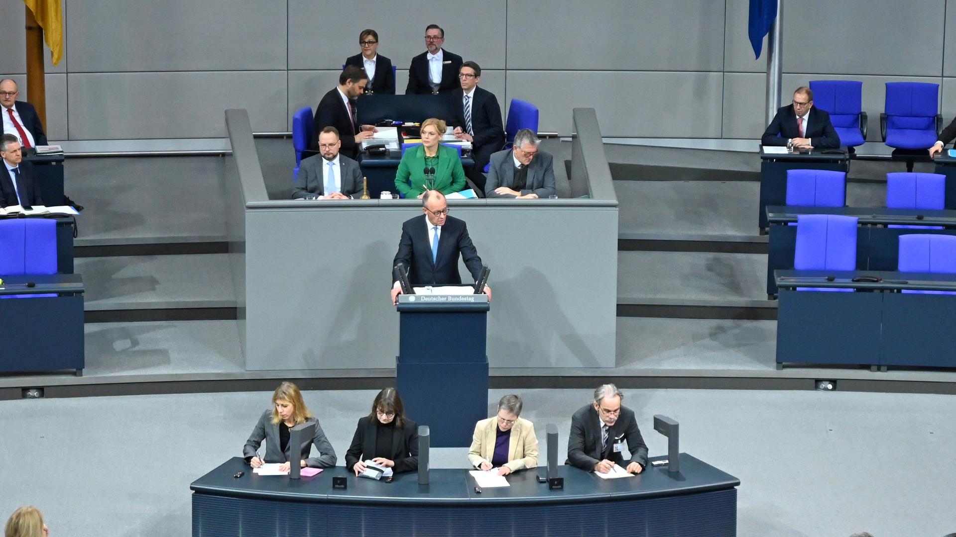 Bundeskanzler Friedrich Merz (CDU) spricht in der Generaldebatte im Bundestag zum Haushalt.