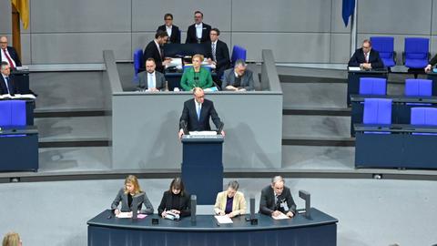 Bundeskanzler Friedrich Merz (CDU) spricht in der Generaldebatte im Bundestag zum Haushalt.