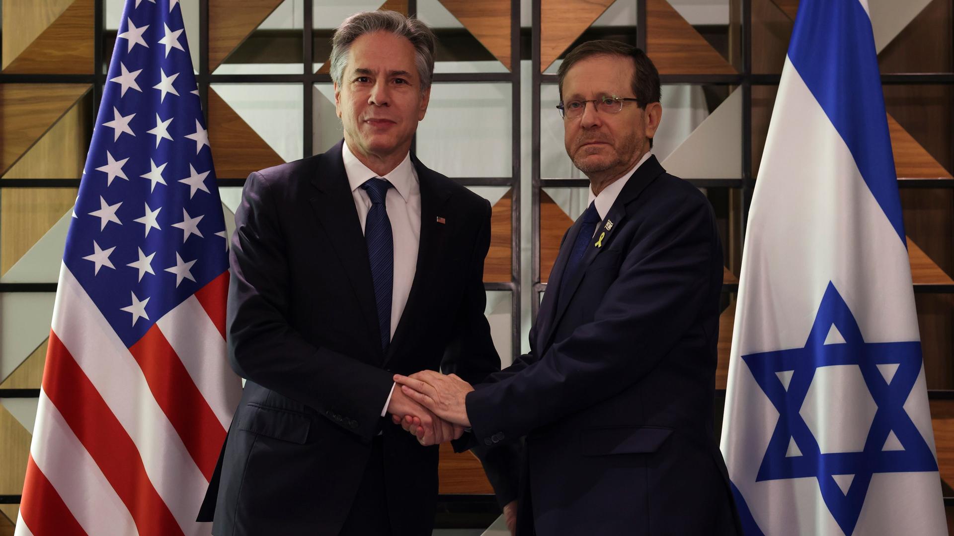 Tel Aviv: US-Außenminister Antony Blinken (l) trifft den israelischen Staatspräsidenten Isaac Herzog. Sie schütteln sich die Hände.