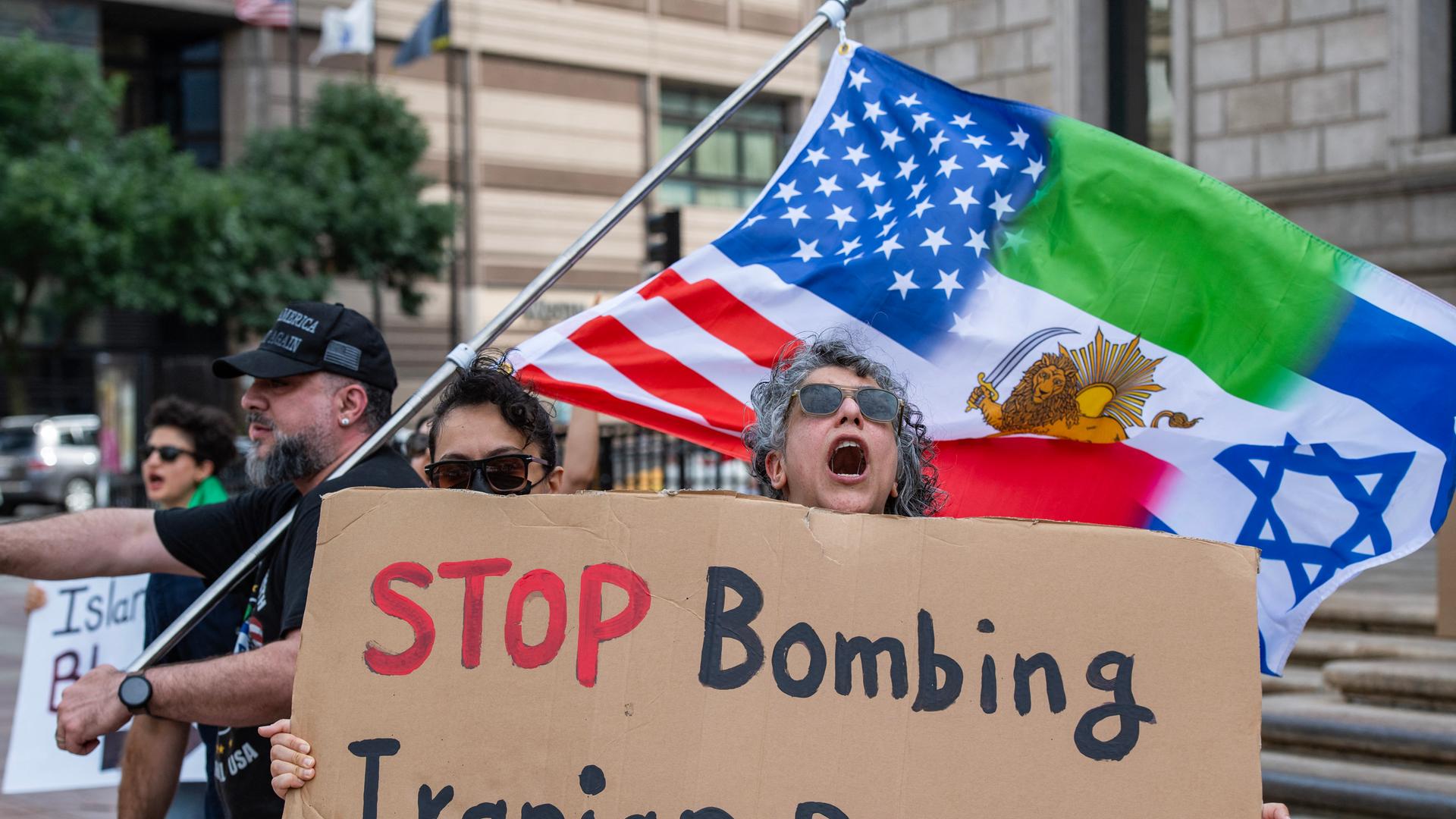 Unterstützer und Gegendemonstranten des amerikanisch-israelischen Kriegs mit Iran auf einer Anti-Kriegs-Demonstration in Boston. Unterstützer und Gegendemonstranten des amerikanisch-israelischen Kriegs mit Iran auf einer Anti-Kriegs-Demonstration in Boston.