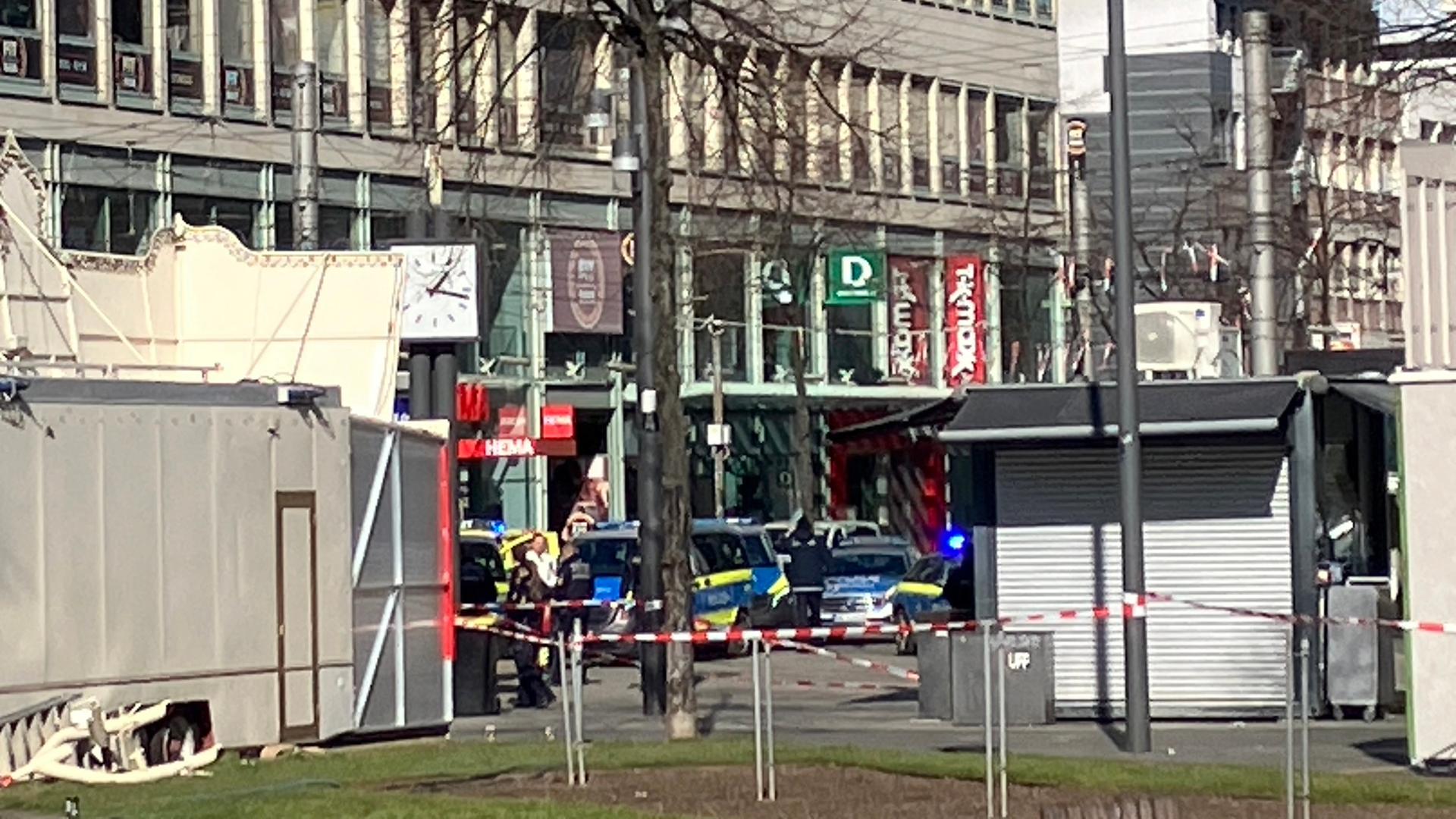 Mannheim: Einsatzfahrzeuge der Polizei stehen bei einem Großeinsatz in der Nähe des Paradeplatzes in der Kurpfalzstraße in der Innenstadt.