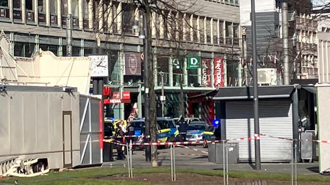 Mannheim: Einsatzfahrzeuge der Polizei stehen bei einem Großeinsatz in der Nähe des Paradeplatzes in der Kurpfalzstraße in der Innenstadt.