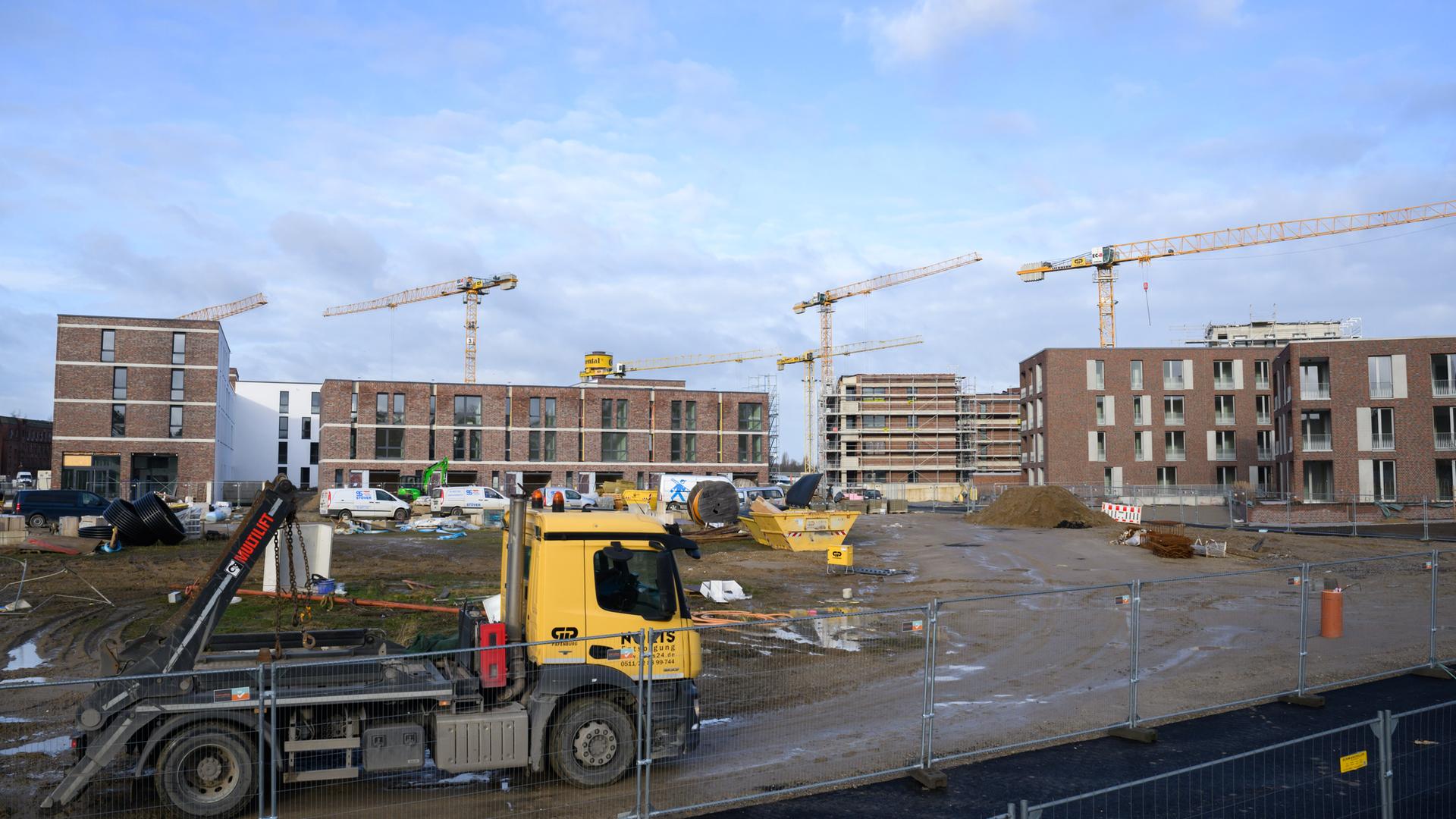 Mehrfamilienhäuser mit Wohnungen werden im Neubaugebiet Wasserstadt gebaut. Trotz schwieriger Bedingungen für Bauherren dürfte der niedersächsische Wohnungsneubau in diesem Jahr weiter zulegen. Zu dieser Einschätzung kommt die landeseigene NBank. Mehrfamilienhäuser mit Wohnungen werden im Neubaugebiet Wasserstadt gebaut. Trotz schwieriger Bedingungen für Bauherren dürfte der niedersächsische Wohnungsneubau in diesem Jahr weiter zulegen. Zu dieser Einschätzung kommt die landeseigene NBank.
