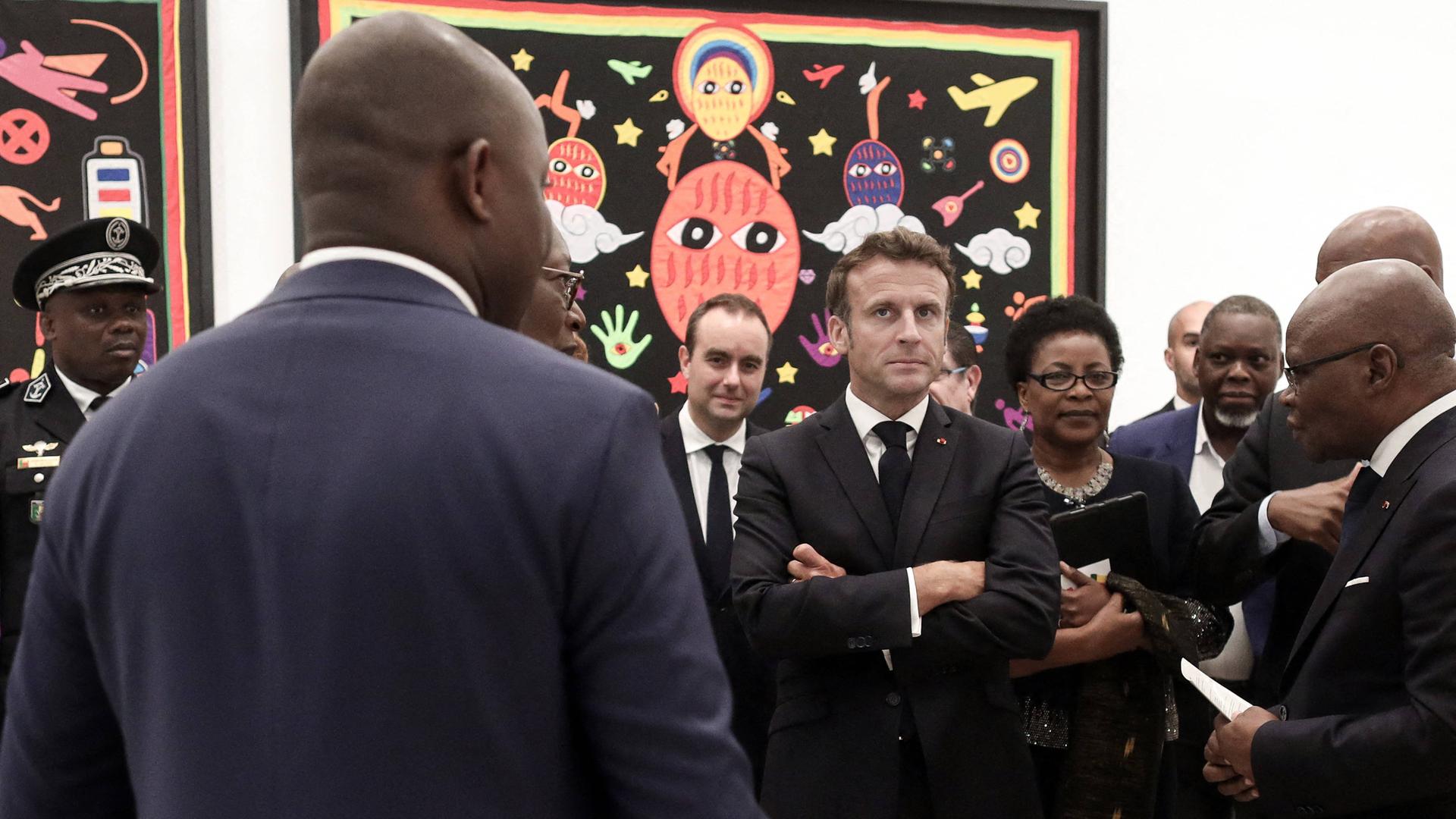 Frankreichs Präsident Macron besucht im Juli 2022 in Benin die Ausstellung „Benin Art of yesterday and today: from Restitution to Revelation“ (Benin-Kunst von gestern und heute: von der Rückgabe bis zur Enthüllung) im Marina-Palast von Cotonou.