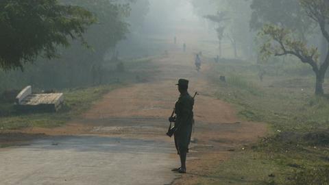 Ein Kämpfer der Befreiungstiger von Tamil Eelam (LTTE) patrouilliert auf einer Straße im von den Rebellen gehaltenen Gebiet von Kilinochchi. Er ist auf einer Straße, in der Nebel hängt