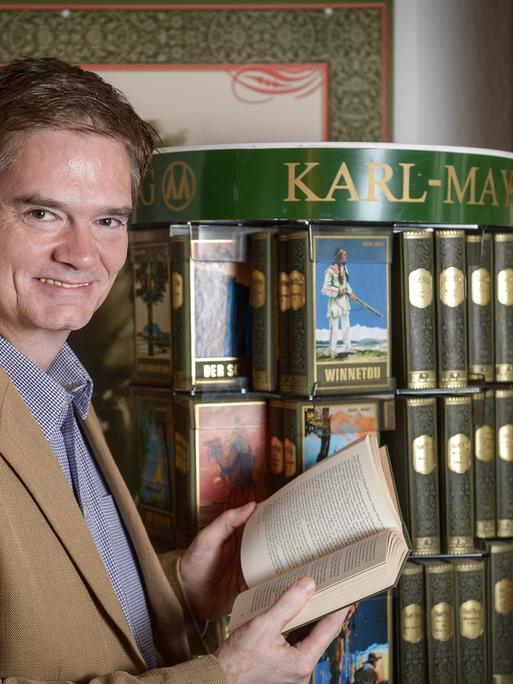 Bernhard Schmid, Chef des Bamberger Karl-May-Verlags, blättert am 25.06.2013 in seinem Büro in Bamberg (Bayern) in einem Winnetou-Buch. Der Verlag wurde am 1. Juli 1913 gegründet und konzentriert sich bis heute allein auf Karl May (1842-1912). 